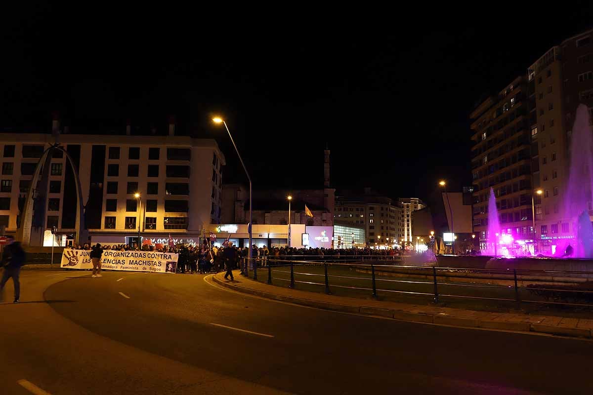 Cientos de personas se han manifestado por las calles de la capital burgalesa para visibilizar esta lacra social frente a las voces negacionistas, mostrar el apoyo a todas las compañeras que la sufren y la rabia contra los que la ejercen. 