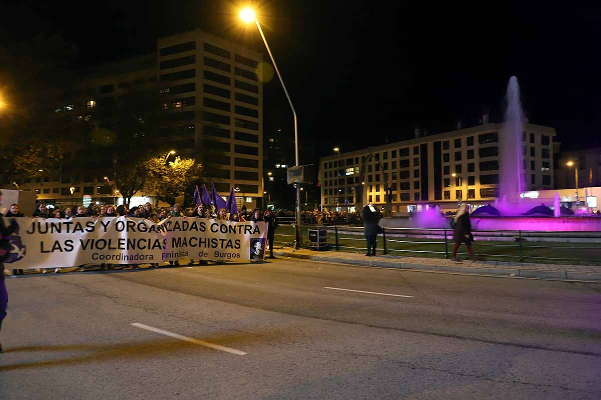 Cientos de personas se han manifestado por las calles de la capital burgalesa para visibilizar esta lacra social frente a las voces negacionistas, mostrar el apoyo a todas las compañeras que la sufren y la rabia contra los que la ejercen. 