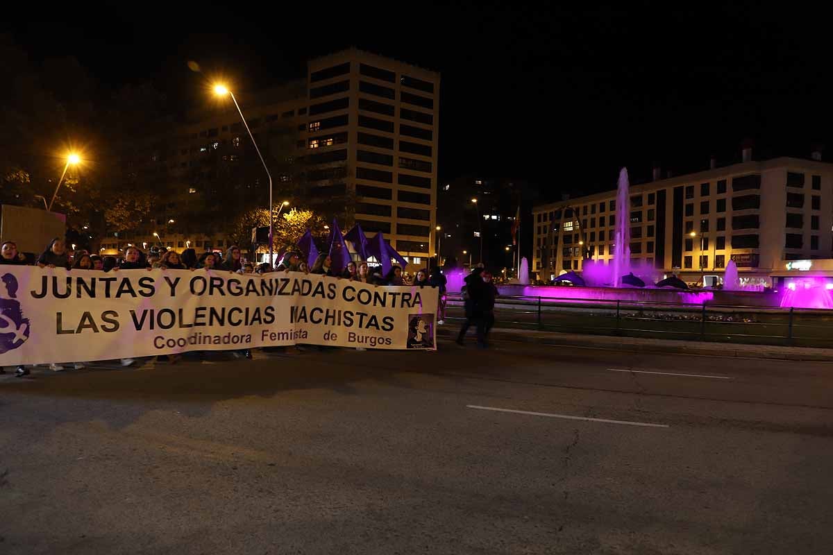 Cientos de personas se han manifestado por las calles de la capital burgalesa para visibilizar esta lacra social frente a las voces negacionistas, mostrar el apoyo a todas las compañeras que la sufren y la rabia contra los que la ejercen. 