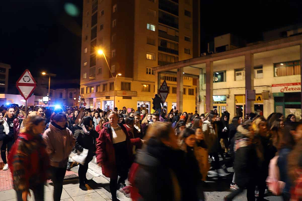 Cientos de personas se han manifestado por las calles de la capital burgalesa para visibilizar esta lacra social frente a las voces negacionistas, mostrar el apoyo a todas las compañeras que la sufren y la rabia contra los que la ejercen. 