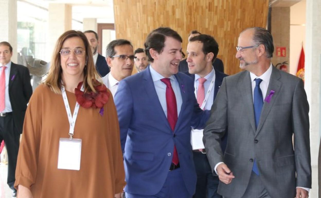 Ángeles Armisén, junto a Alfonso Fernández Mañueco y Luis Fuentes, este lunes en las Cortes de Castilla y León.