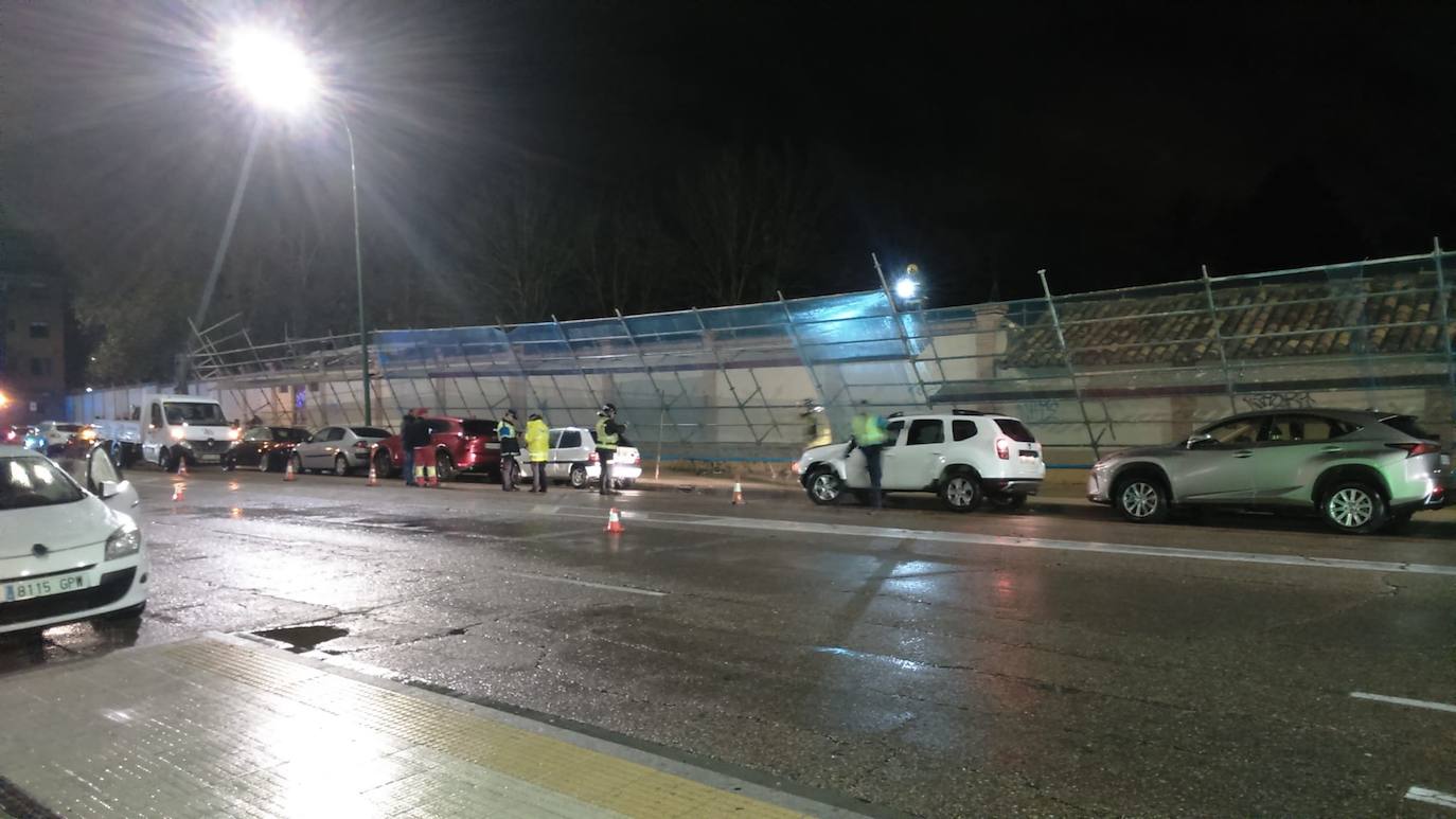 Una farola ha evitado que el andamio cayera sobre los vehículos estacionados en la calle. 