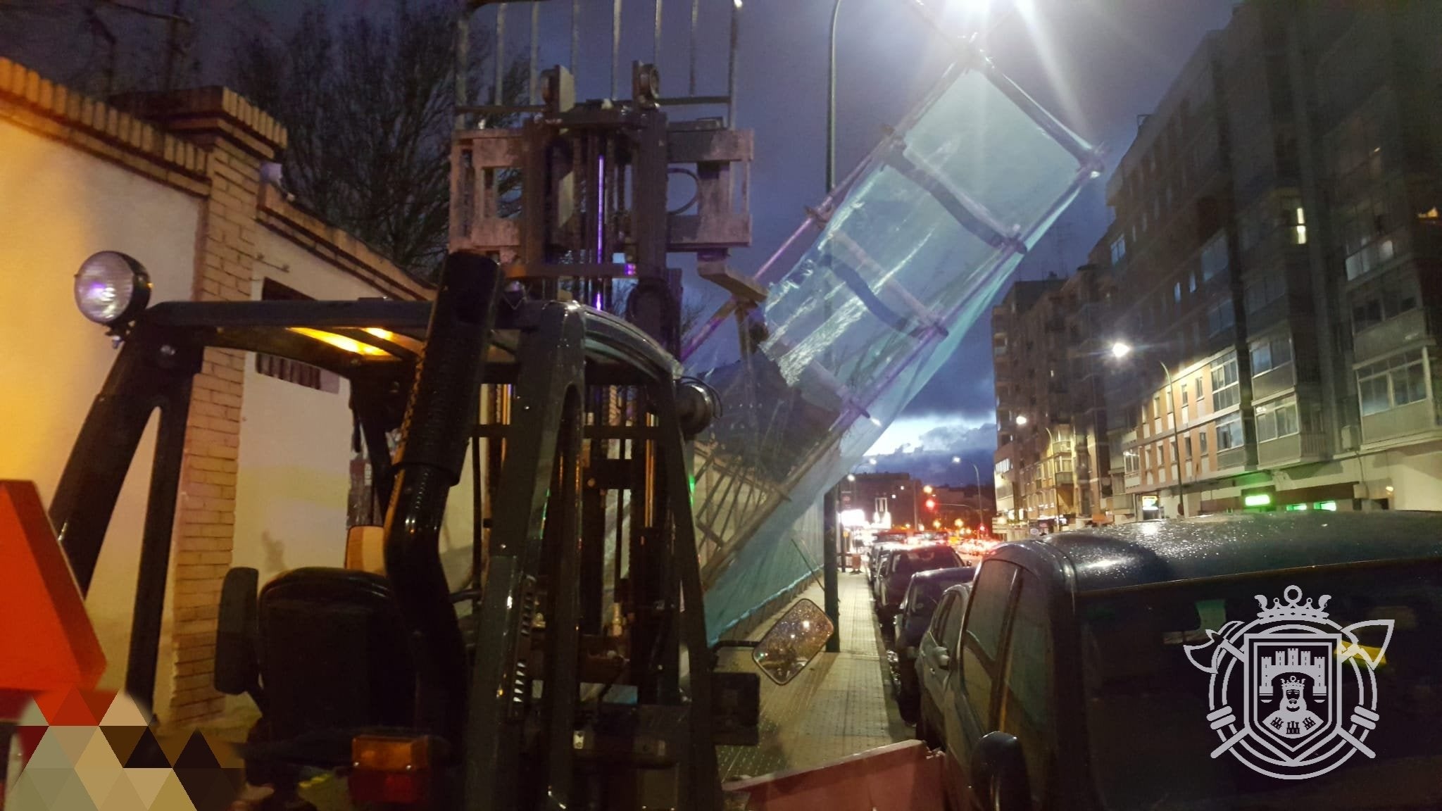 Una farola ha evitado que el andamio cayera sobre los vehículos estacionados en la calle. 