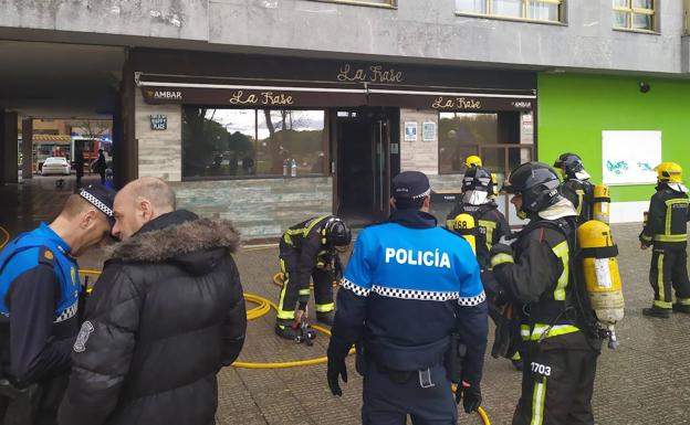 Imagen principal - Incendio sin heridos en un bar del G3 de Burgos