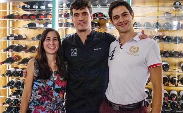 Miguel Cobo, en el centro, con los ganadores del año pasado Isaac Pérez y su mujer Miriam Rojo. 