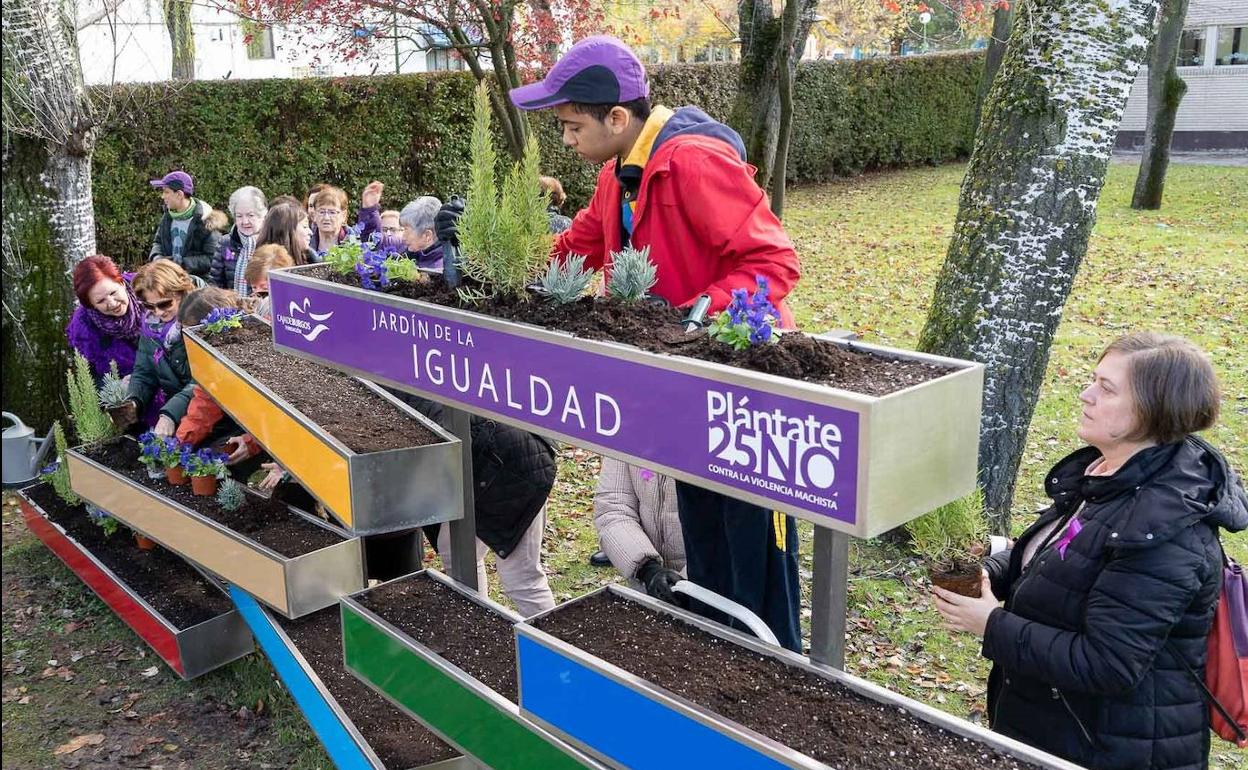 Acto de la plantación contra la violencia de género. 