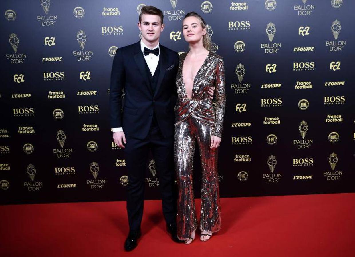 Matthijs De Ligt y su pareja Annekee Molenaar.