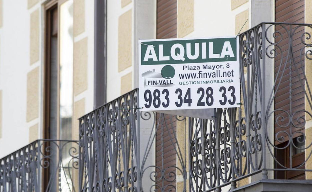 Cartel de una vivienda en alquiler en Valladolid. 