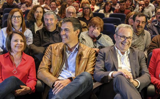 Sofía Hernanz, junto a Sánchez en un acto electoral. 