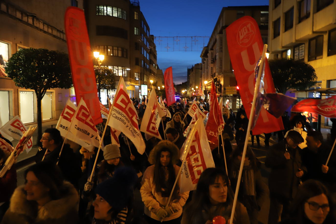 Un centenar de personas se manifiesta para renegociar el convenio del comercio en Burgos.