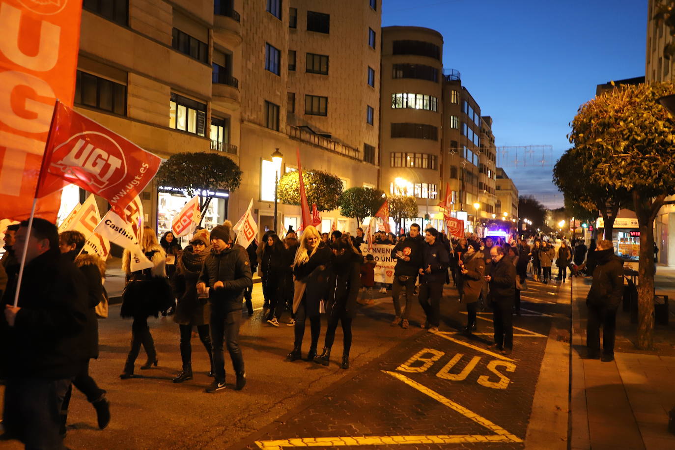 Un centenar de personas se manifiesta para renegociar el convenio del comercio en Burgos.