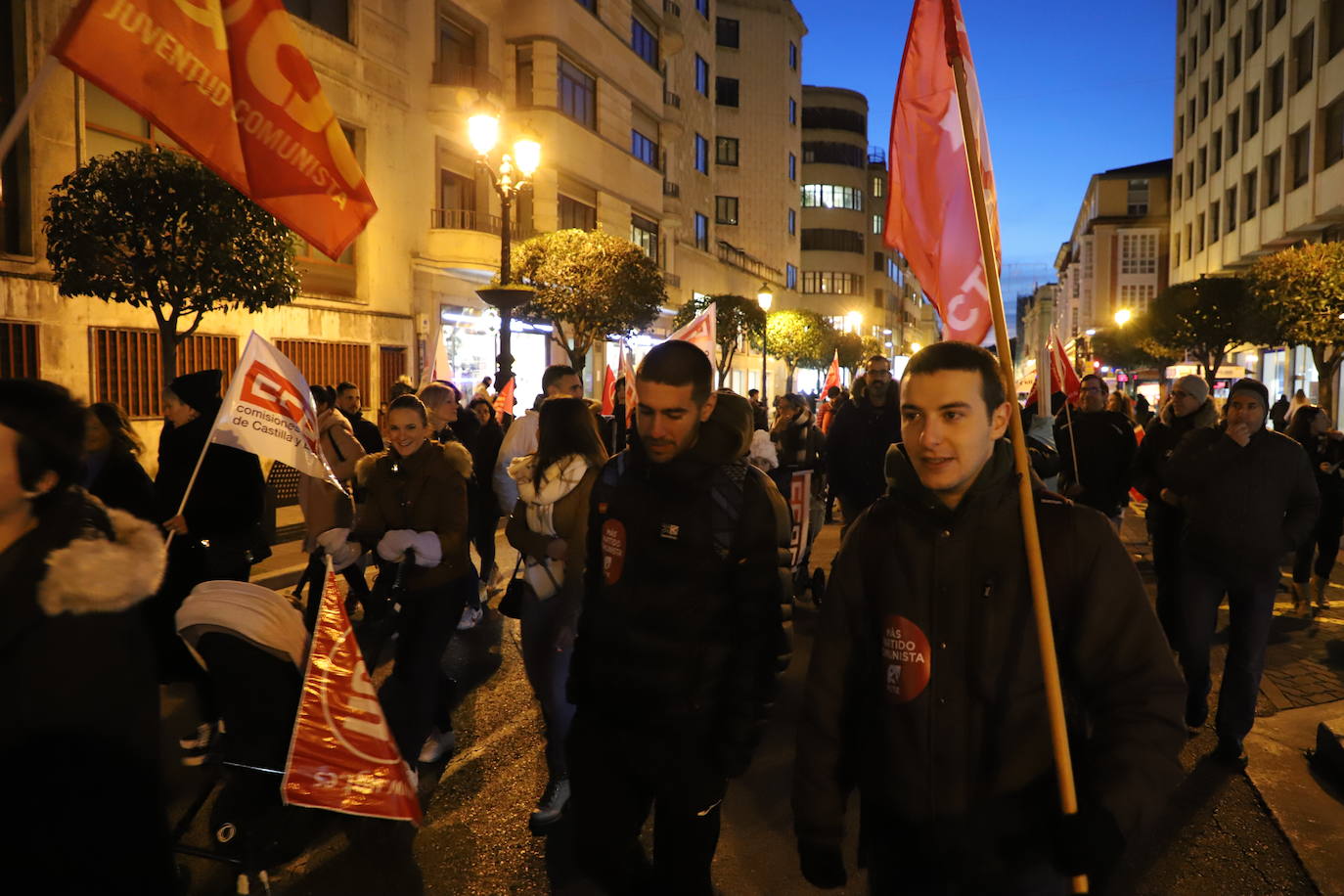 Un centenar de personas se manifiesta para renegociar el convenio del comercio en Burgos.