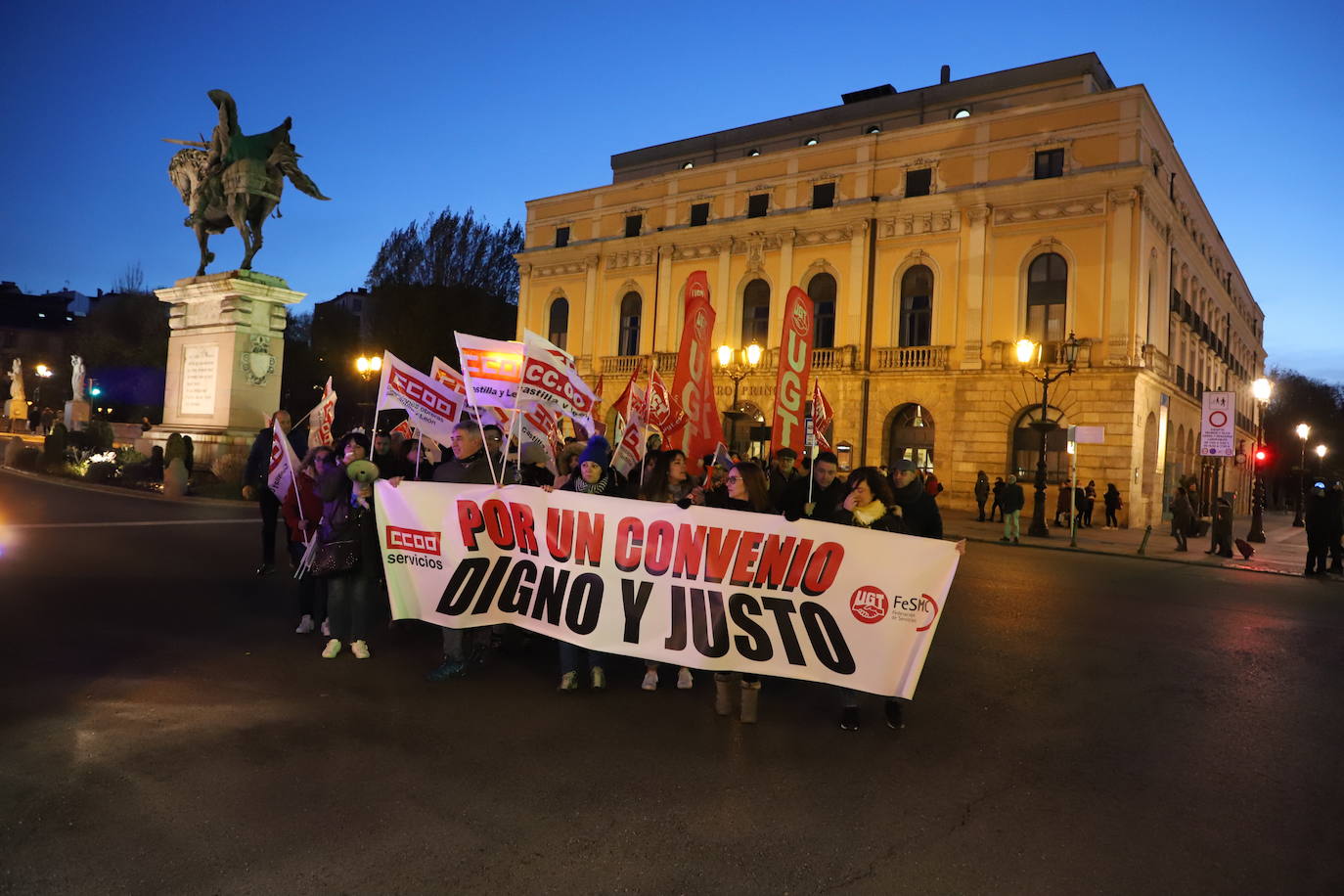 Un centenar de personas se manifiesta para renegociar el convenio del comercio en Burgos.