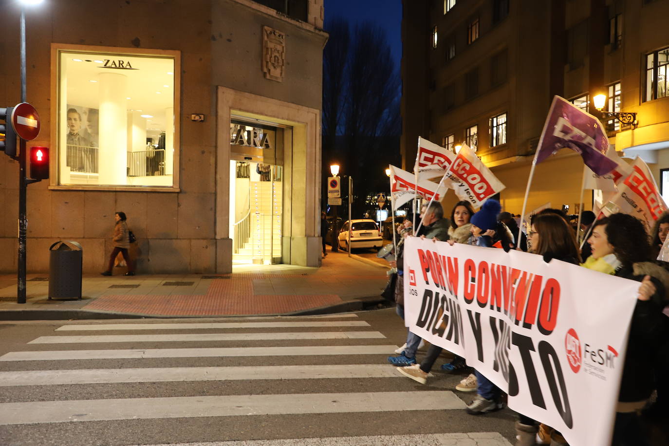 Un centenar de personas se manifiesta para renegociar el convenio del comercio en Burgos.