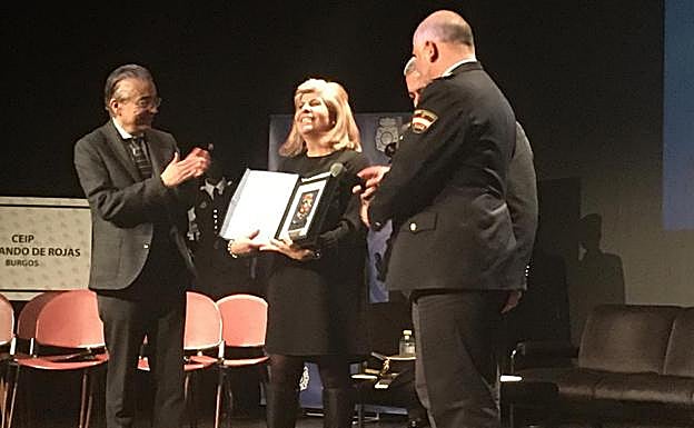 La directora del colegio en el momento de recoger la placa conmemorativa por el 40 aniversario del centro. 