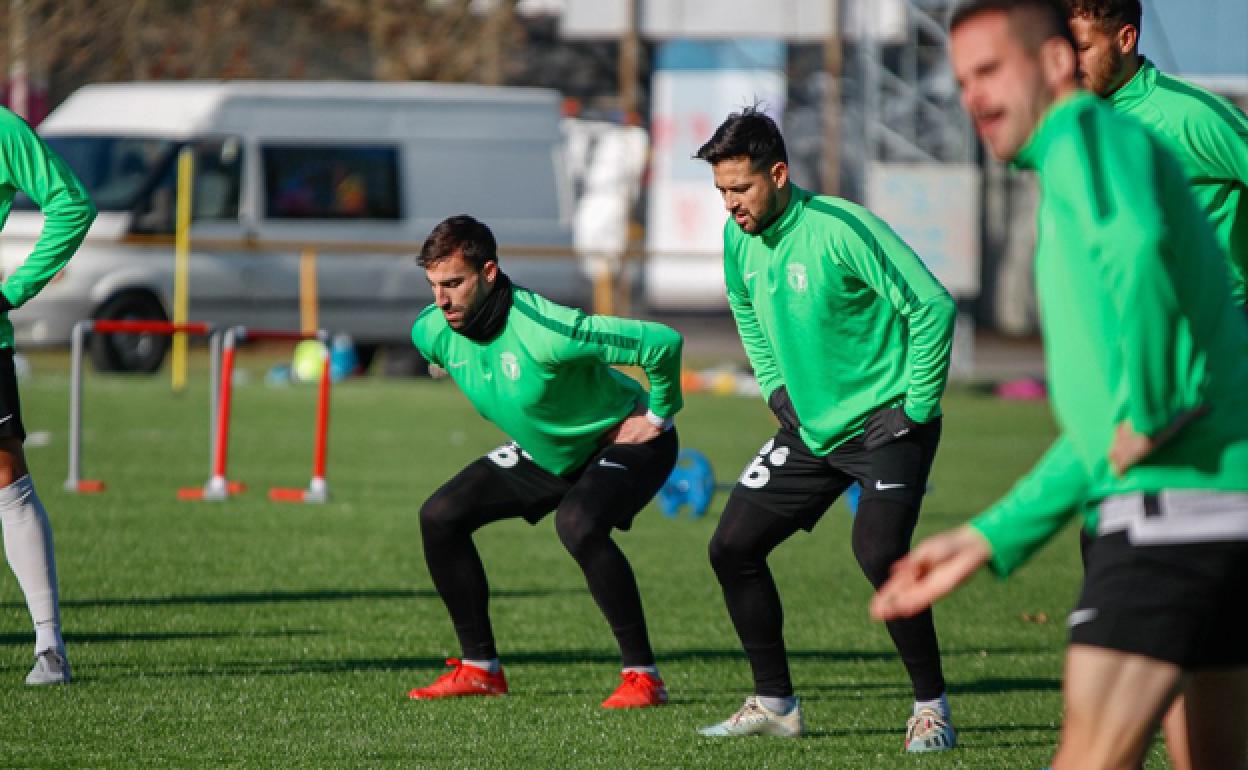 Pizzorno, junto a Pisculichi en un instante del entrenamiento de esta mañana. 