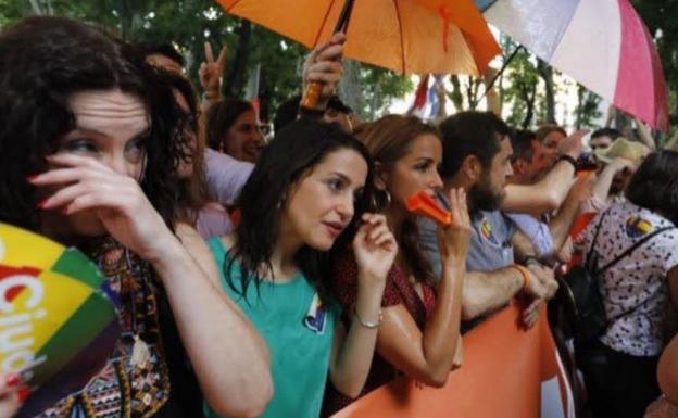 Dirigentes de Ciudadanos durante el desfile del Orgullo Gay. 