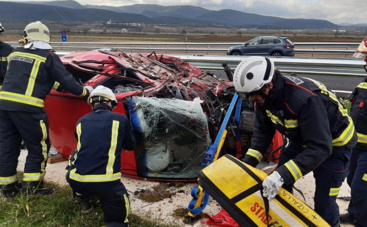 Los bomberos han tenido que liberar al fallecido, atrapado en el interior de uno de los vehículos implicados