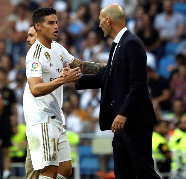 Zidane felicita a James por su partido ante el Valladolid. 