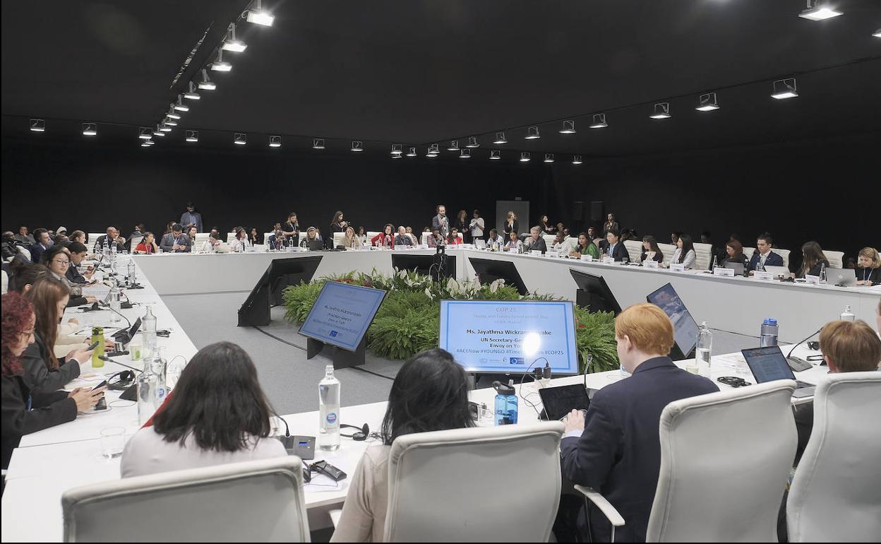 Medio centenar de jóvenes, durante uno de los debates de la jornada.