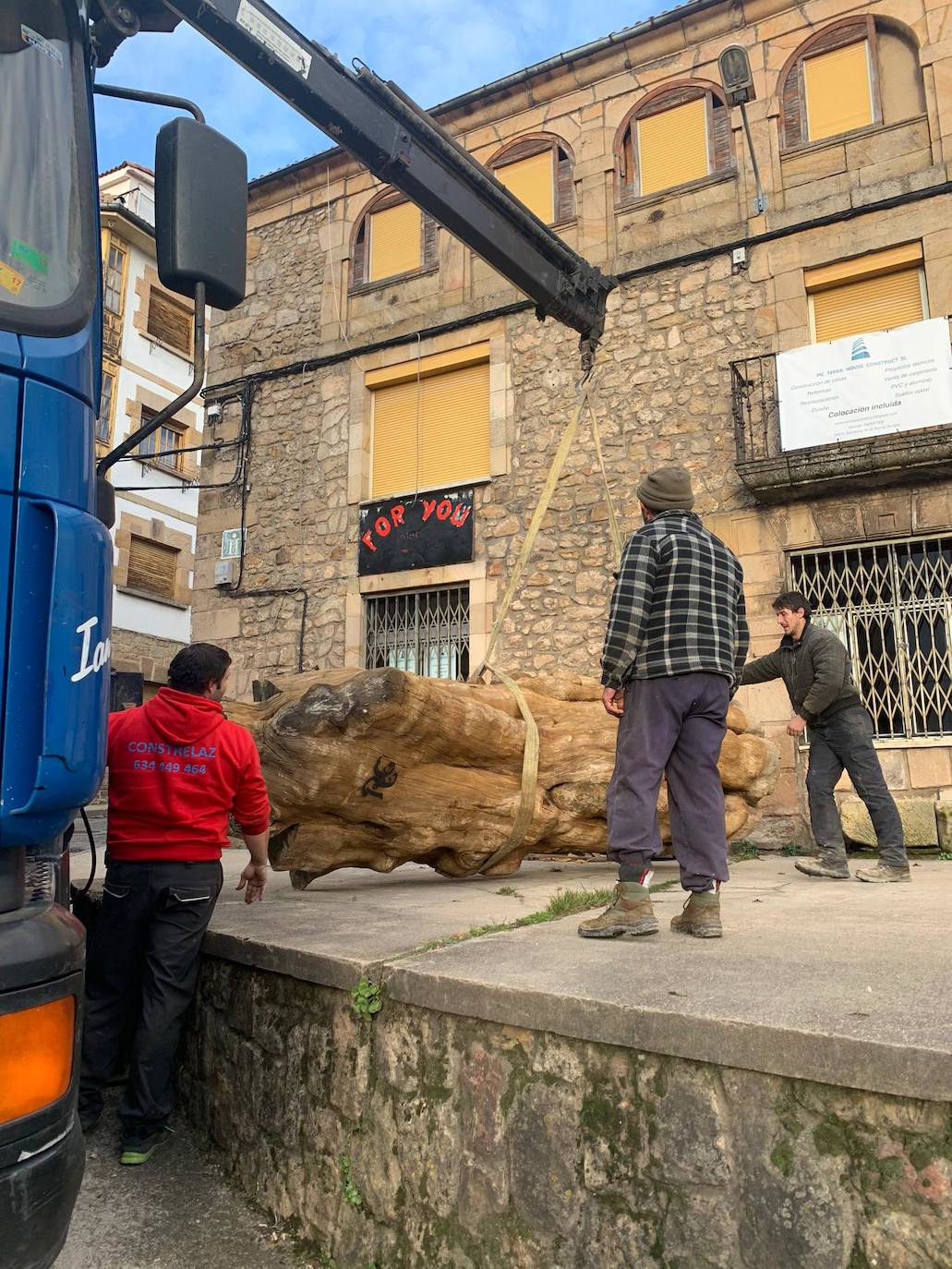 Fotos: La Cabaña Real de Carreteros lleva a la Cumbre del Clima el Pino Ibérico tallado como símbolo de la grave situación de los bosques