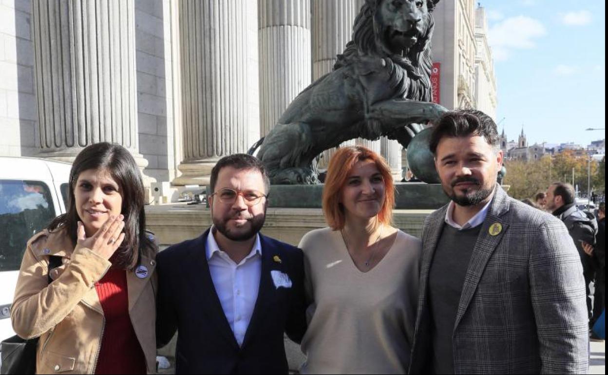 Los diputados de ERC, Marta Vilalta i Torres (i), Pere Aragonés (2i), Carolina Telechea (2d) y Gabriel Rufián (d) .