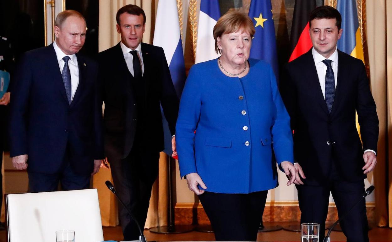 Vladímir Putin, Emmanuel Macron, Angela Merkel y Volodímir Zelenski, antes de su encuentro en el palacio del Elíseo.