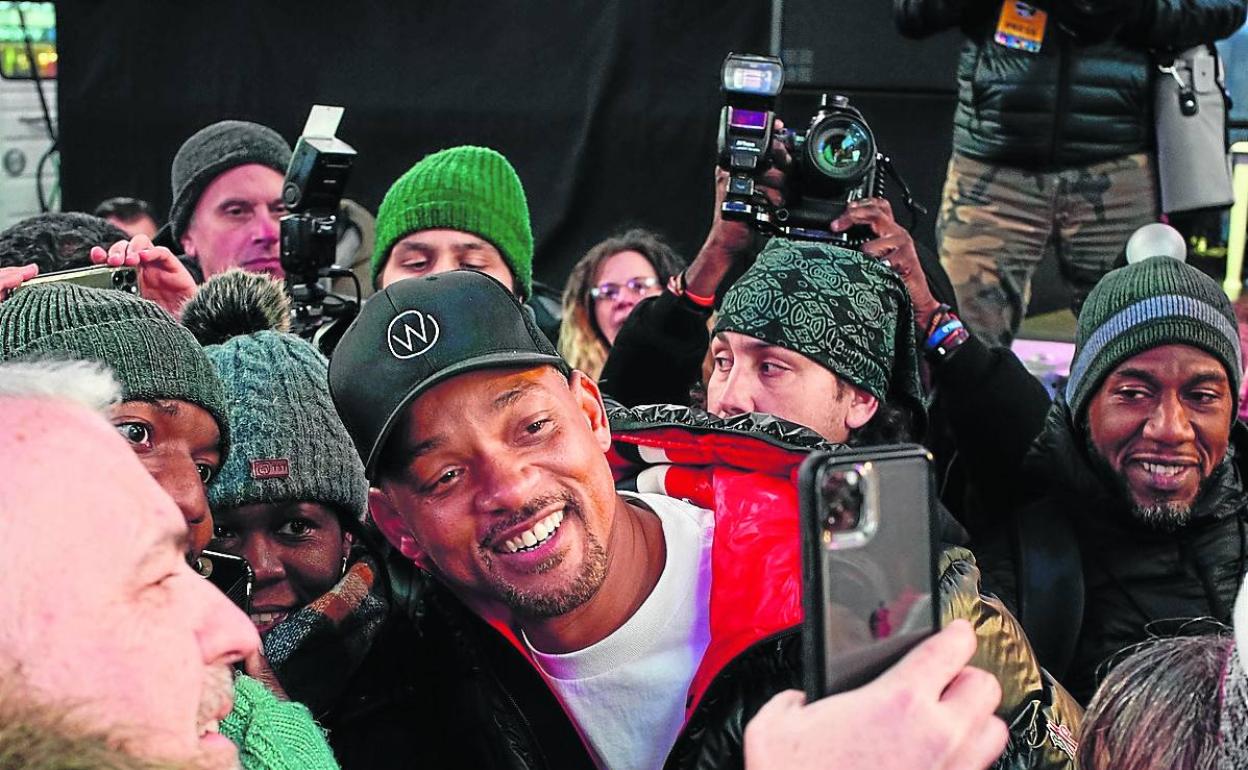 Los participantes se hacen fotos con Will Smith.