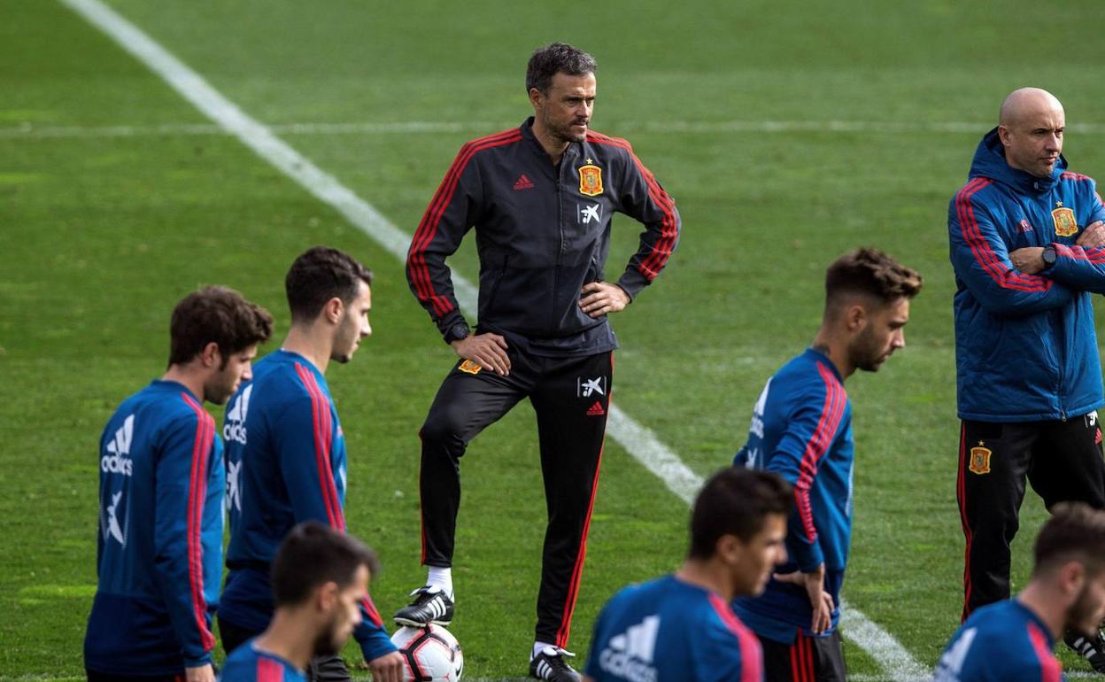 Luis Enrique, dirigiendo una sesión de entrenamiento en la Ciudad del Fútbol de Las Rozas. 