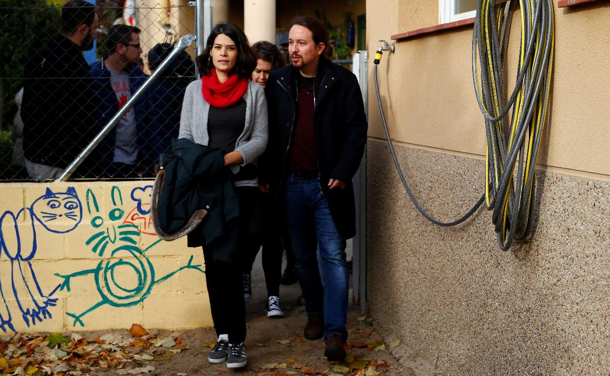 Isa Serra, junto a Pablo Iglesias. 