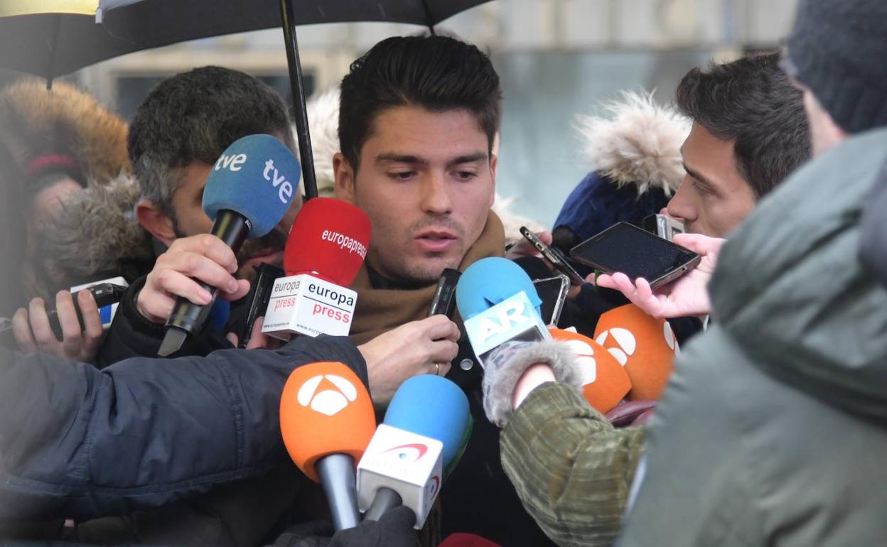 Raúl Calvo, sentenciado por un delito de agresión sexual a una menor de 16 años, a su salida del juzgado.