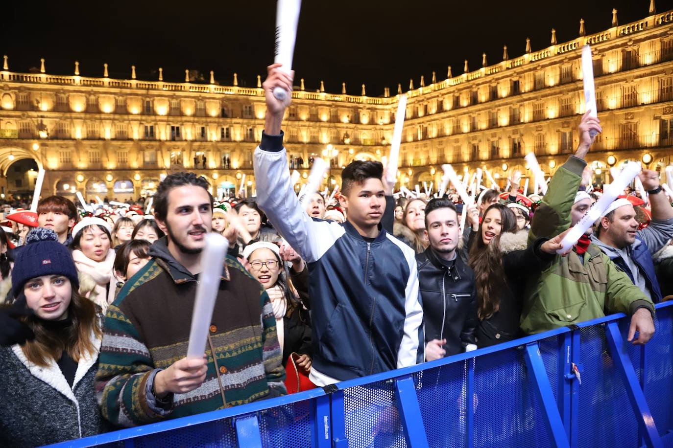 Estudiantes de toda España se reúnen en la ciudad para despedir anticipadamente el año 2019 con una macrofiesta en la Plaza Mayor de Salamanca. 