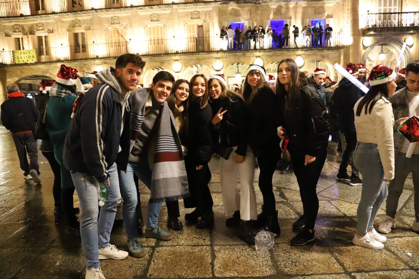 Estudiantes de toda España se reúnen en la ciudad para despedir anticipadamente el año 2019 con una macrofiesta en la Plaza Mayor de Salamanca. 