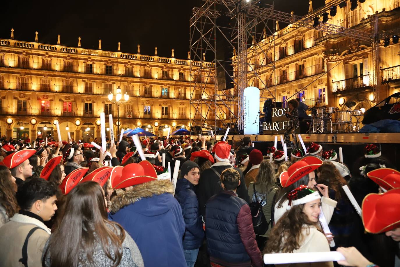 Estudiantes de toda España se reúnen en la ciudad para despedir anticipadamente el año 2019 con una macrofiesta en la Plaza Mayor de Salamanca. 