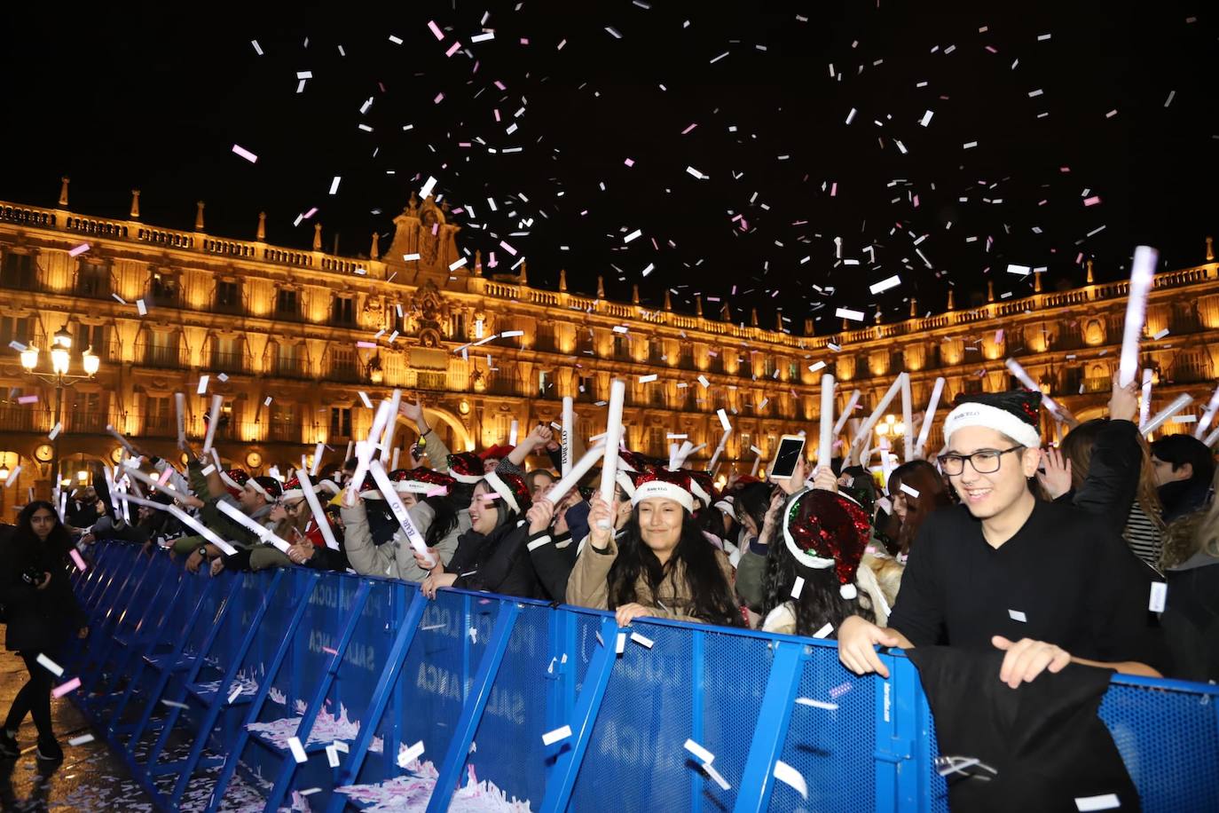 Estudiantes de toda España se reúnen en la ciudad para despedir anticipadamente el año 2019 con una macrofiesta en la Plaza Mayor de Salamanca. 