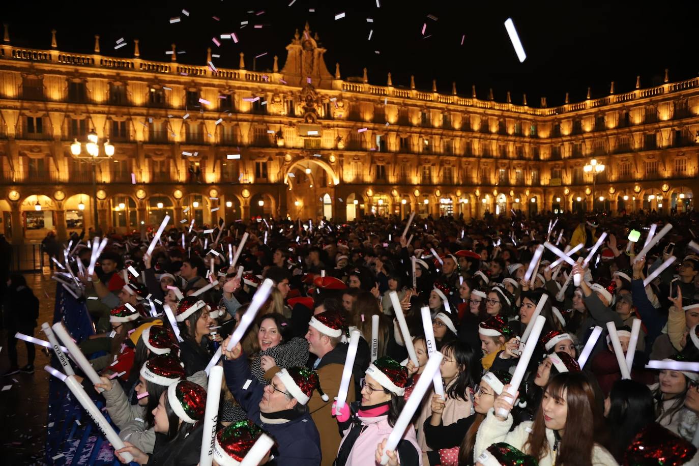 Estudiantes de toda España se reúnen en la ciudad para despedir anticipadamente el año 2019 con una macrofiesta en la Plaza Mayor de Salamanca. 