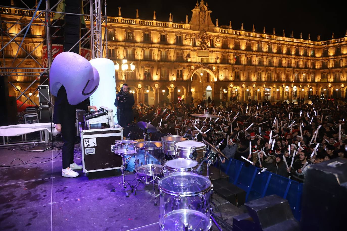 Estudiantes de toda España se reúnen en la ciudad para despedir anticipadamente el año 2019 con una macrofiesta en la Plaza Mayor de Salamanca. 