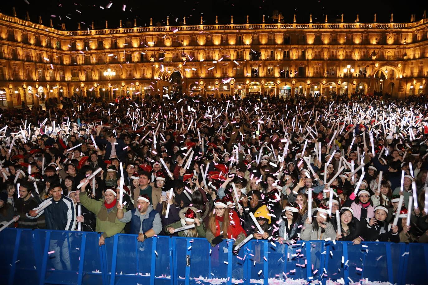 Estudiantes de toda España se reúnen en la ciudad para despedir anticipadamente el año 2019 con una macrofiesta en la Plaza Mayor de Salamanca. 