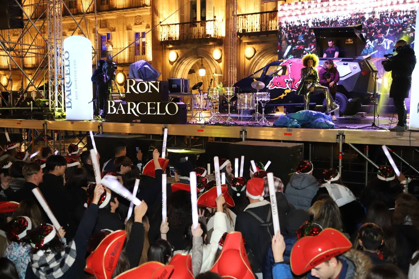 Estudiantes de toda España se reúnen en la ciudad para despedir anticipadamente el año 2019 con una macrofiesta en la Plaza Mayor de Salamanca. 