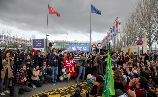 Protesta junto a la sede de la cumbre. 