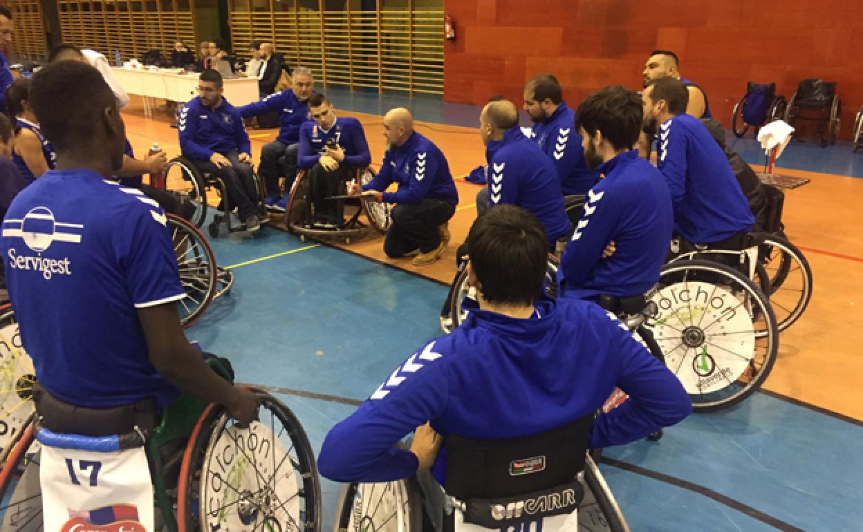 Rodrigo Escudero da instrucciones a sus pupilos durante un tiempo muerto. 