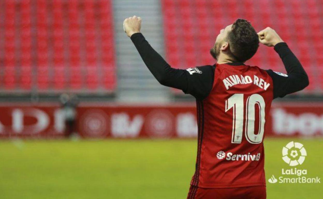 Álvaro Rey celebra uno de los goles de su equipo.