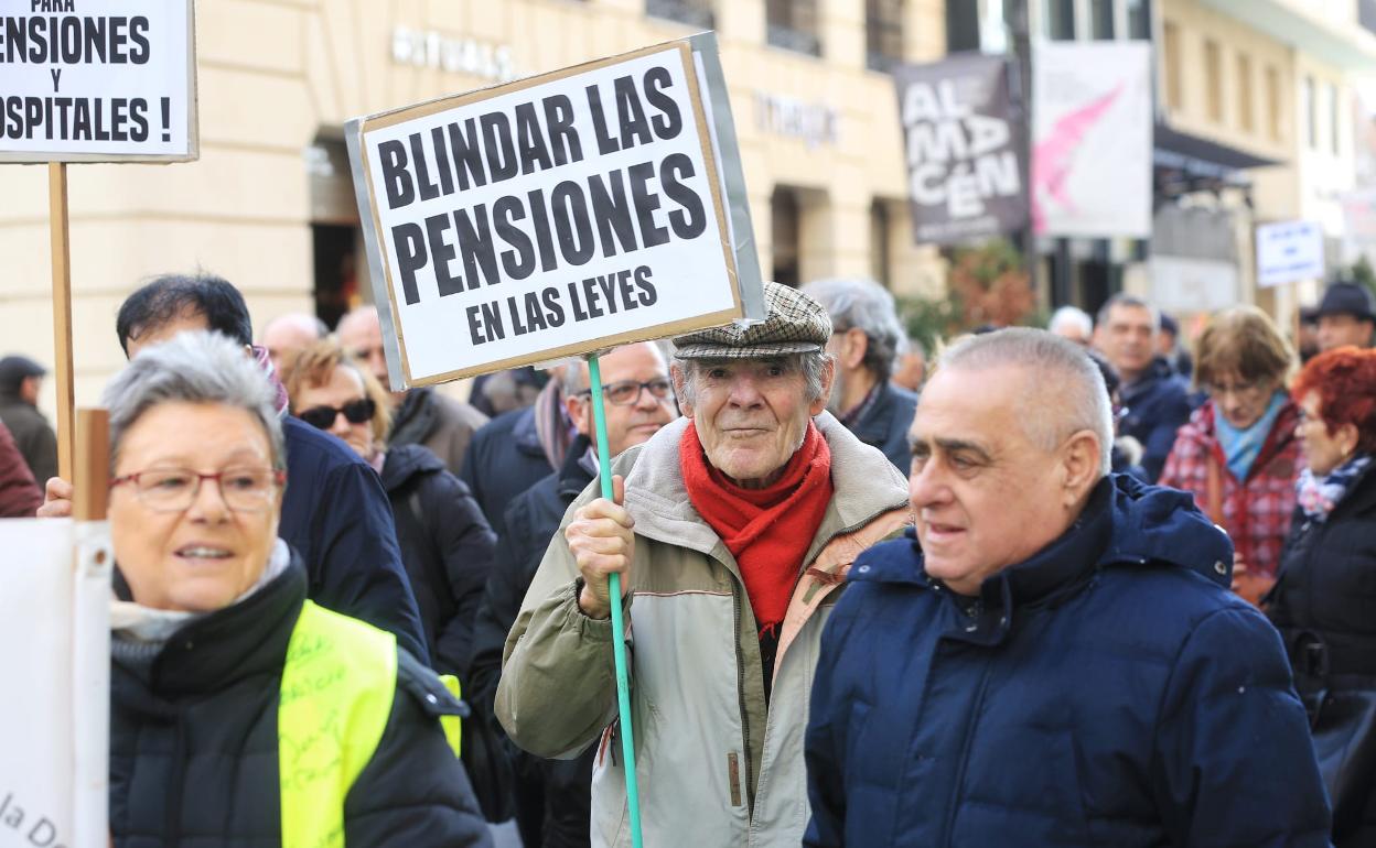 Los manifestantes recorren la ciudad para exigir unas pensiones dignas.