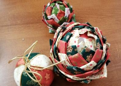 Imagen secundaria 1 - Nati, en la última foto, ha enseñado a sus vecinos a elaborar bolas navideñas de decoración. En otra foto, todos los vecinos de Santa Gadea que han participado en el curso de capacitación posan con sus diplomas. 