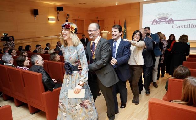 Imagen principal - Las autoridades bailan la conga tras la entrega de los Premios Hemiciscos 2019 que otorgan los periodistas parlamentarios.