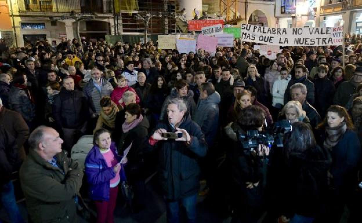 Decenas de arandinos se manifiestan en contra de la condena del caso Arandina. 