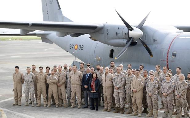 Margarita Robles, durante la fotografía de familia con las tropas en la base aeronaval de Sigonella (Sicilia). 