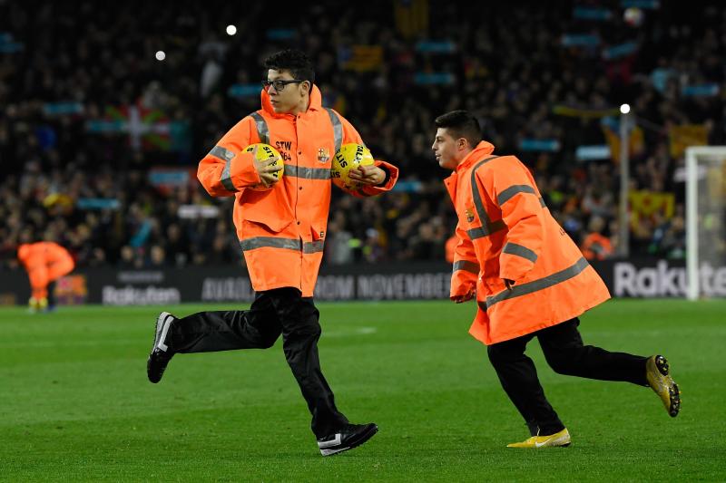 Una leve lluvia de balones amarillos interrumpió dos minutos el clásico