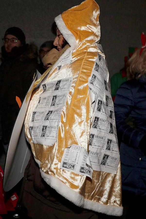 Una mujer disfrazada en la cola del Teatro Real.