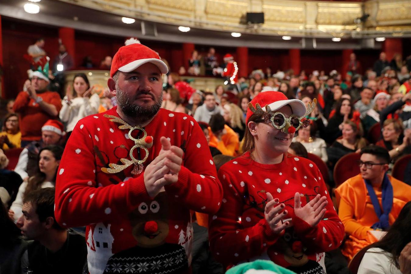 Dos asistentes al Teatro Real con atuendo navideño.